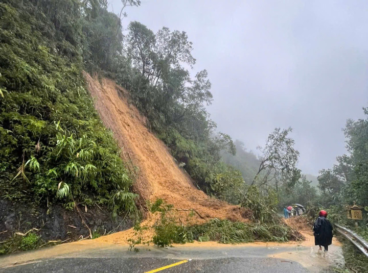 Mưa xối xả gây sạt lở ở miền núi TP Huế, xe máy bị cuốn trôi- Ảnh 1.