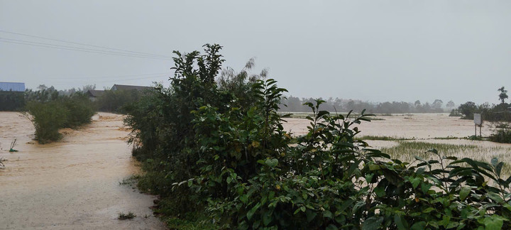 Mưa xối xả gây sạt lở ở miền núi TP Huế, xe máy bị cuốn trôi- Ảnh 3.