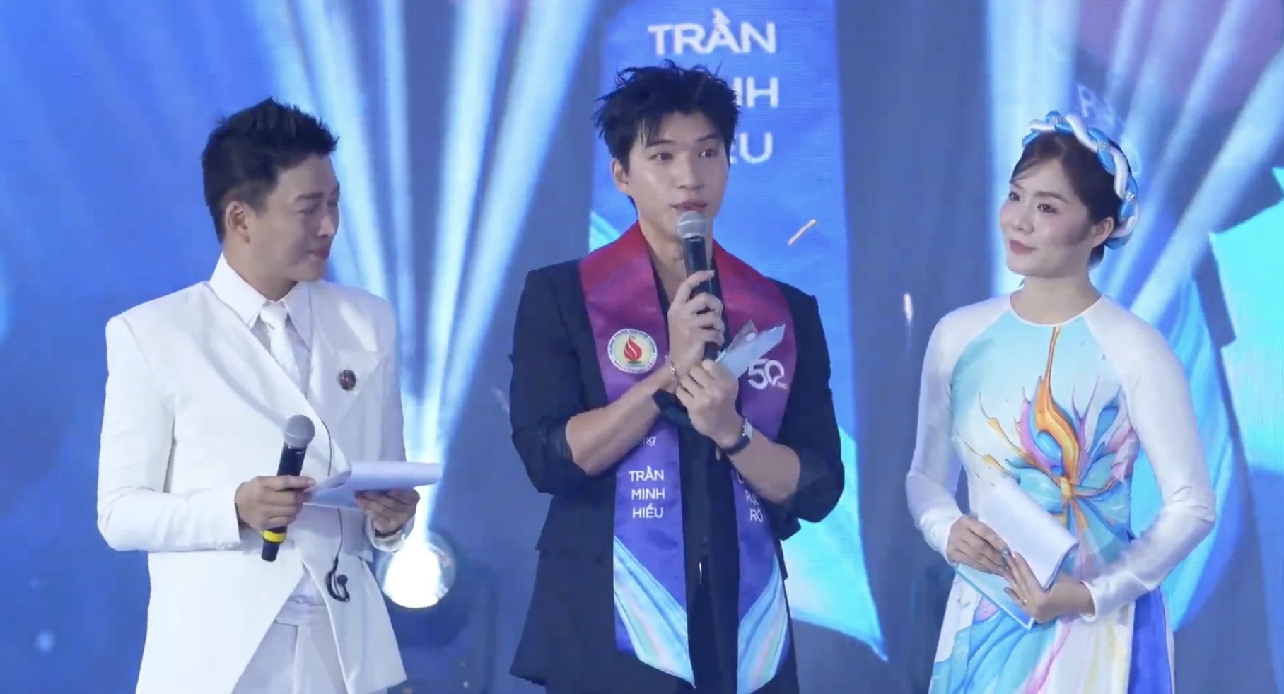 Nam sinh cả thời đi học không một lần được khen thưởng, 8 năm sau trở về trường cũ mà ai cũng ngưỡng mộ- Ảnh 1. Nam sinh cả thời đi học không một lần được khen thưởng, 8 năm sau trở về trường cũ mà ai cũng ngưỡng mộ- Ảnh 1.