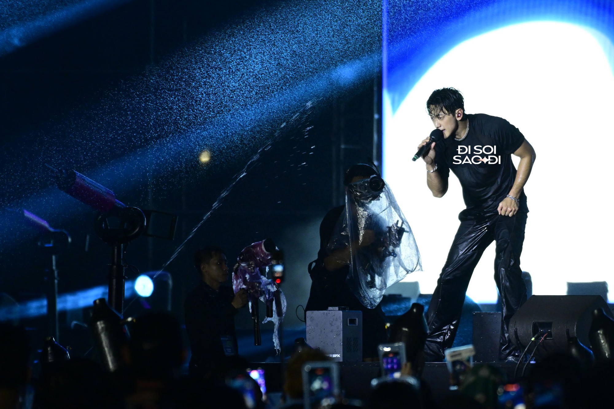 "Ông chú U45" Bi Rain mới đích thực là "bom sex" của WATERBOMB!- Ảnh 9. "Ông chú U45" Bi Rain mới đích thực là "bom sex" của WATERBOMB!- Ảnh 9.