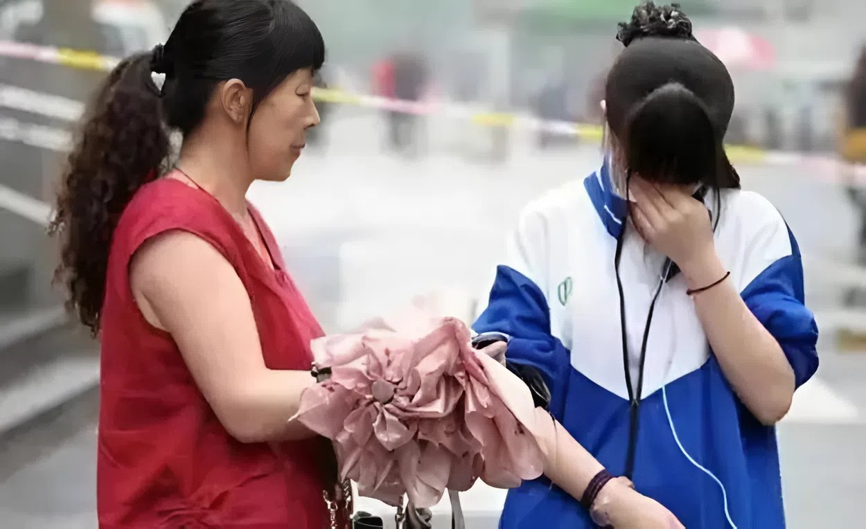 Thấy con gái 14 tuổi có "dấu vết lạ" trên cổ, hành động của người mẹ sau đó khiến dân mạng thán phục- Ảnh 3. Thấy con gái 14 tuổi có "dấu vết lạ" trên cổ, hành động của người mẹ sau đó khiến dân mạng thán phục- Ảnh 3.