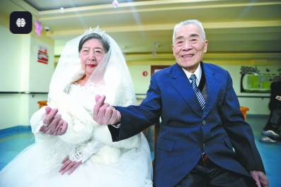 Đám cưới độc nhất vô nhị trong viện dưỡng lão của cụ ông U100 và cụ bà 85 tuổi- Ảnh 2.