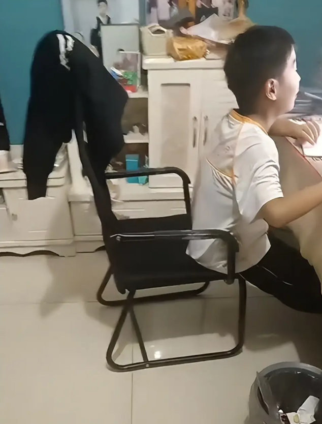 Mẹ than vãn con trai cả ngày toàn làm những thứ vớ vẩn, nhưng nhìn chi tiết này, cư dân mạng liền chỉ ra: Cậu bé là nhân tài!- Ảnh 1.