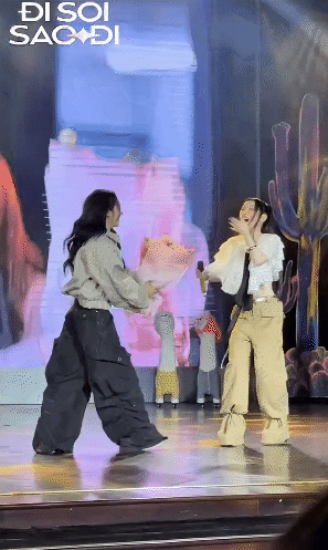 Màn cầu hôn “sượng trân” thiếu muối nhất Vbiz- Ảnh 5. Màn cầu hôn “sượng trân” thiếu muối nhất Vbiz- Ảnh 5.