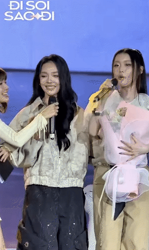 Màn cầu hôn “sượng trân” thiếu muối nhất Vbiz- Ảnh 4. Màn cầu hôn “sượng trân” thiếu muối nhất Vbiz- Ảnh 4.