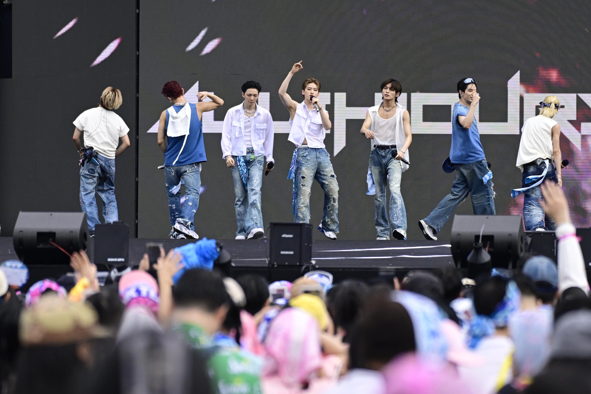 Quang Hùng MasterD xuất hiện đốt cháy WATERBOMB, trời đổ mưa nhưng bữa tiệc nhạc nước nóng lên từng phút- Ảnh 20. Quang Hùng MasterD xuất hiện đốt cháy WATERBOMB, trời đổ mưa nhưng bữa tiệc nhạc nước nóng lên từng phút- Ảnh 20.