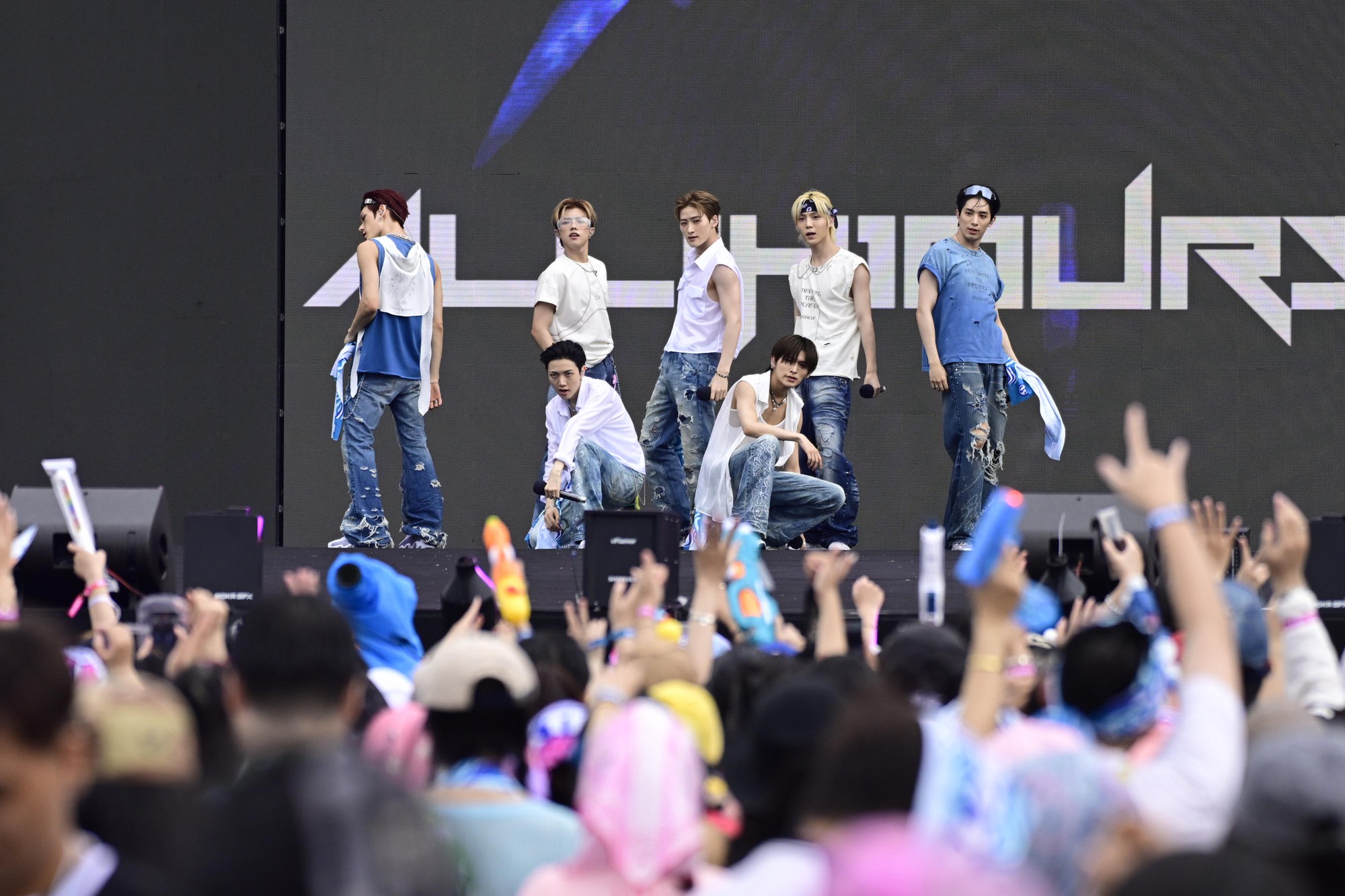 Quang Hùng MasterD xuất hiện đốt cháy WATERBOMB, trời đổ mưa nhưng bữa tiệc nhạc nước nóng lên từng phút- Ảnh 19. Quang Hùng MasterD xuất hiện đốt cháy WATERBOMB, trời đổ mưa nhưng bữa tiệc nhạc nước nóng lên từng phút- Ảnh 19.