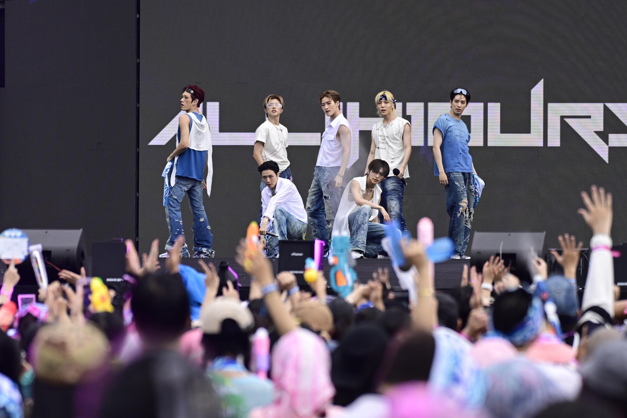 Quang Hùng MasterD xuất hiện đốt cháy WATERBOMB, trời đổ mưa nhưng bữa tiệc nhạc nước nóng lên từng phút- Ảnh 21. Quang Hùng MasterD xuất hiện đốt cháy WATERBOMB, trời đổ mưa nhưng bữa tiệc nhạc nước nóng lên từng phút- Ảnh 21.