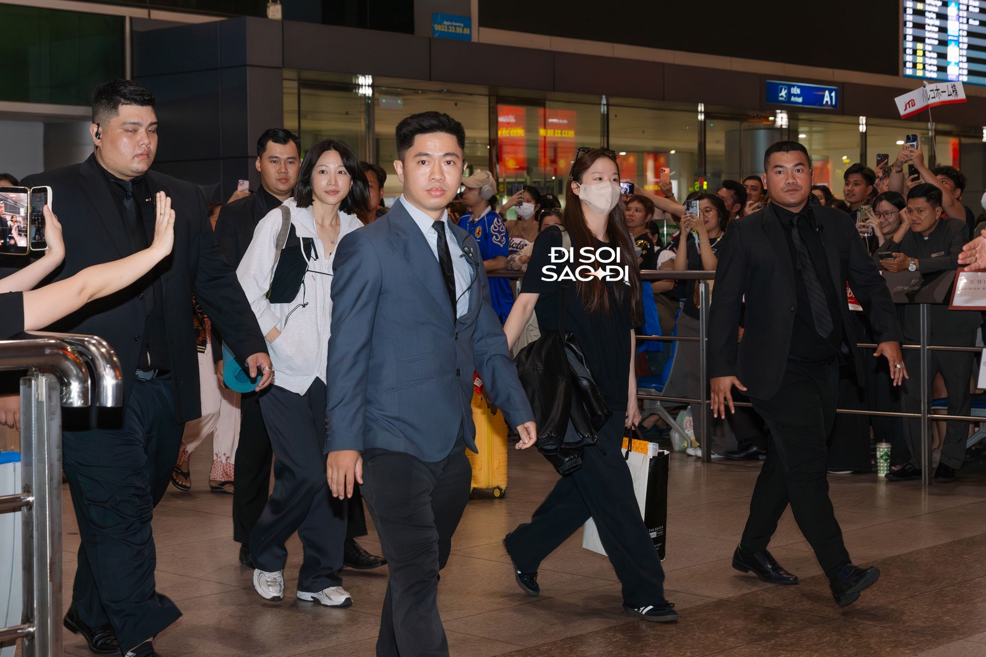 Dàn sao WATERBOMB ngày 2 đổ bộ Tân Sơn Nhất: Hwasa - EXID sexy Dàn sao WATERBOMB ngày 2 đổ bộ Tân Sơn Nhất: Hwasa - EXID sexy