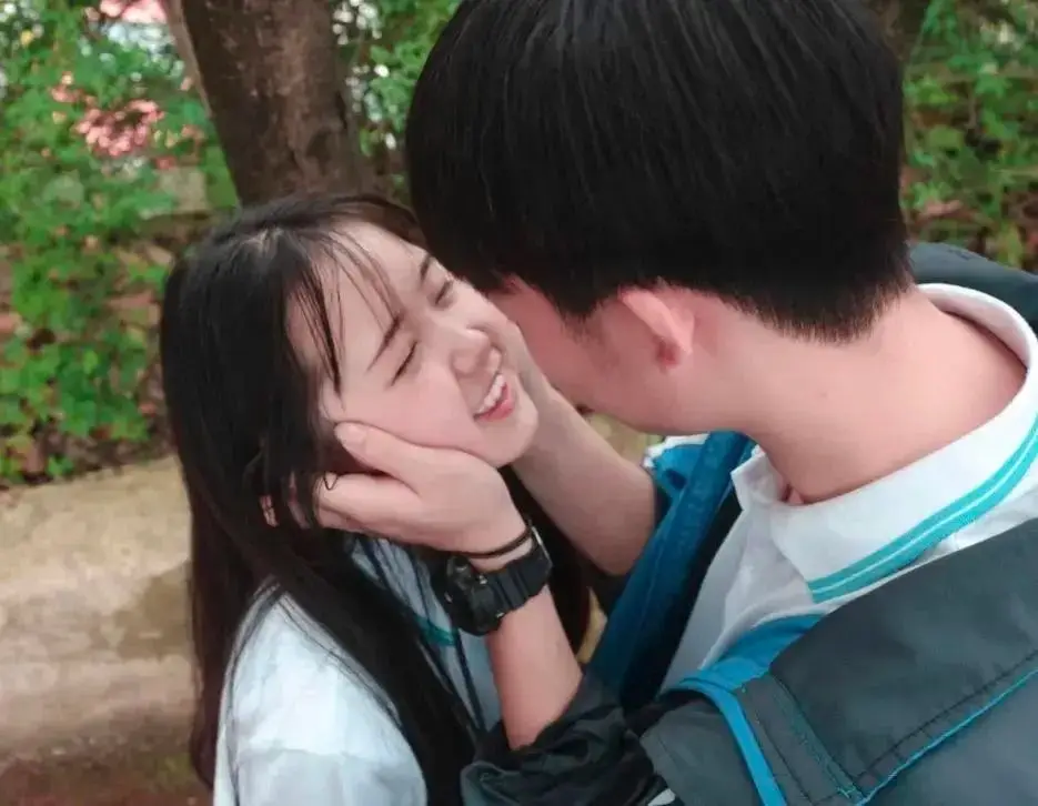 Thấy con gái 14 tuổi có "dấu vết lạ" trên cổ, hành động của người mẹ sau đó khiến dân mạng thán phục- Ảnh 1. Thấy con gái 14 tuổi có "dấu vết lạ" trên cổ, hành động của người mẹ sau đó khiến dân mạng thán phục- Ảnh 1.