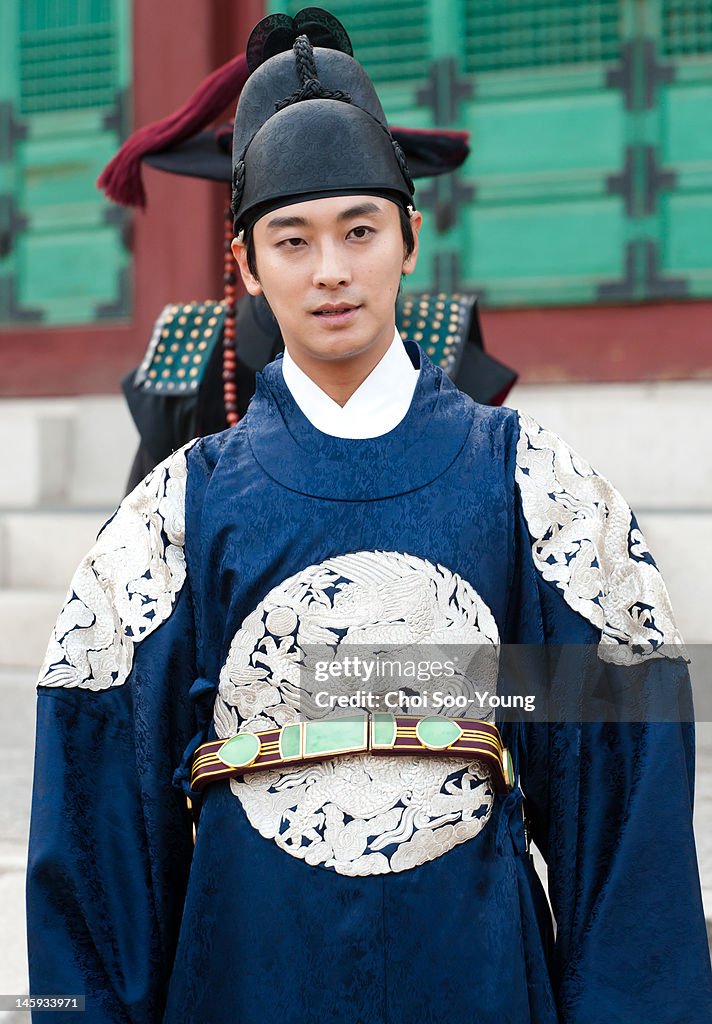 Vạn vật đều thua khi mỹ nam này lên đồ hoàng tộc: Khí chất vương giả ngút ngàn, muốn làm người thường cũng khó- Ảnh 4. Vạn vật đều thua khi mỹ nam này lên đồ hoàng tộc: Khí chất vương giả ngút ngàn, muốn làm người thường cũng khó- Ảnh 4.