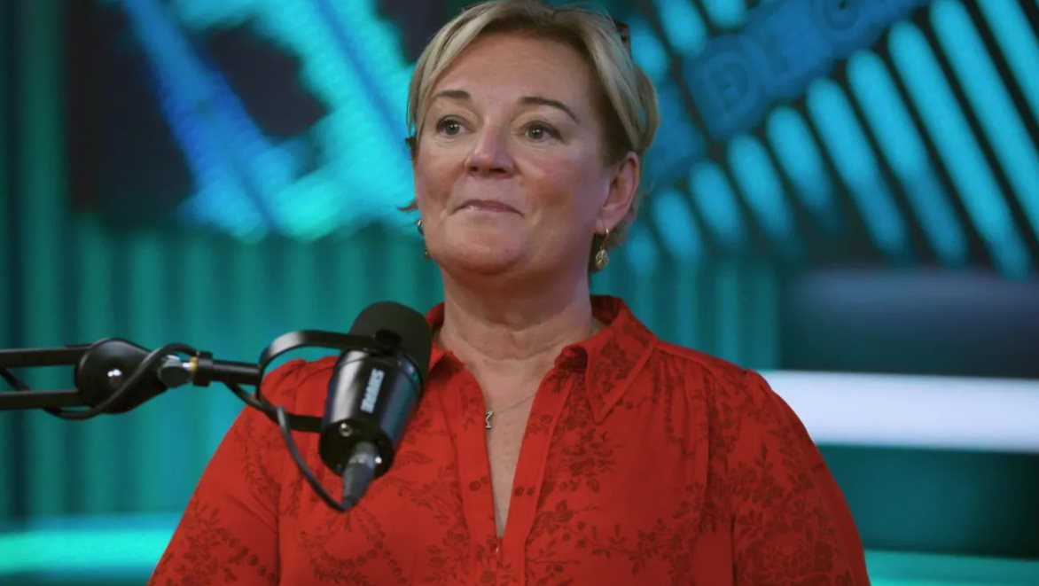 11 tuổi làm 'trụ cột' gia đình, bán hàng rong lẫn rửa bát thuê kiếm sống, người phụ nữ 'không chịu thua số phận' trở thành triệu phú nước hoa nức tiếng- Ảnh 1.