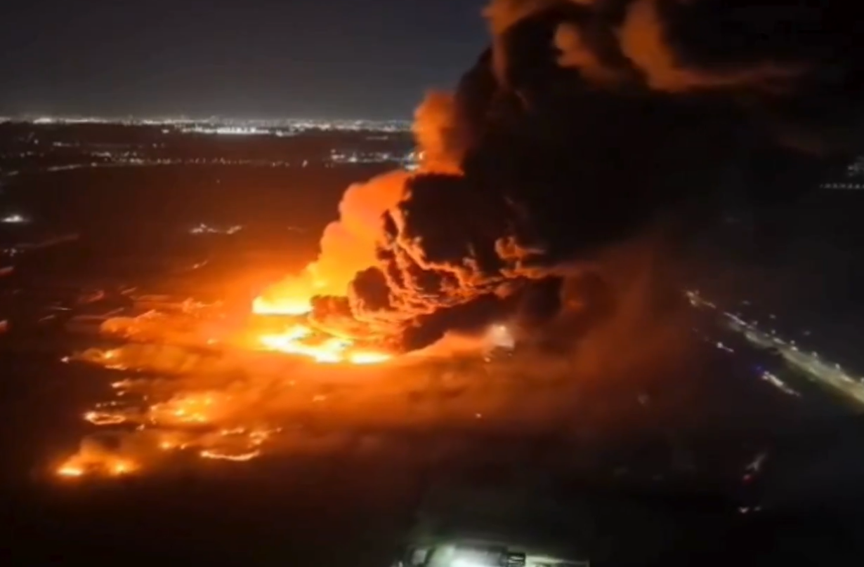 Nổ lớn kinh hoàng gần sân bay, khói lửa ngập khắp cả vùng như cảnh tượng tận thế- Ảnh 1. Nổ lớn kinh hoàng gần sân bay, khói lửa ngập khắp cả vùng như cảnh tượng tận thế- Ảnh 1.