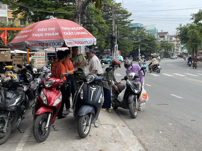 TPHCM: Hỗn chiến từ quán nhậu ra ngoài đường do "mời bia"- Ảnh 3.