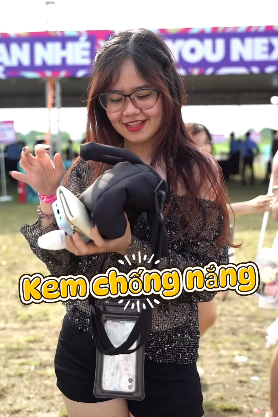 CLIP: Bóc giá outfit, check túi hội đi WATERBOMB 2025- Ảnh 4. CLIP: Bóc giá outfit, check túi hội đi WATERBOMB 2025- Ảnh 4.