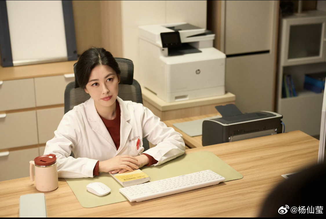 Lần đầu Trung Quốc có phim ngôn tình trung niên hay quá trời: Nam chính mỏ hỗn dã man, U50 vẫn đẹp top đầu showbiz- Ảnh 5. Lần đầu Trung Quốc có phim ngôn tình trung niên hay quá trời: Nam chính mỏ hỗn dã man, U50 vẫn đẹp top đầu showbiz- Ảnh 5.