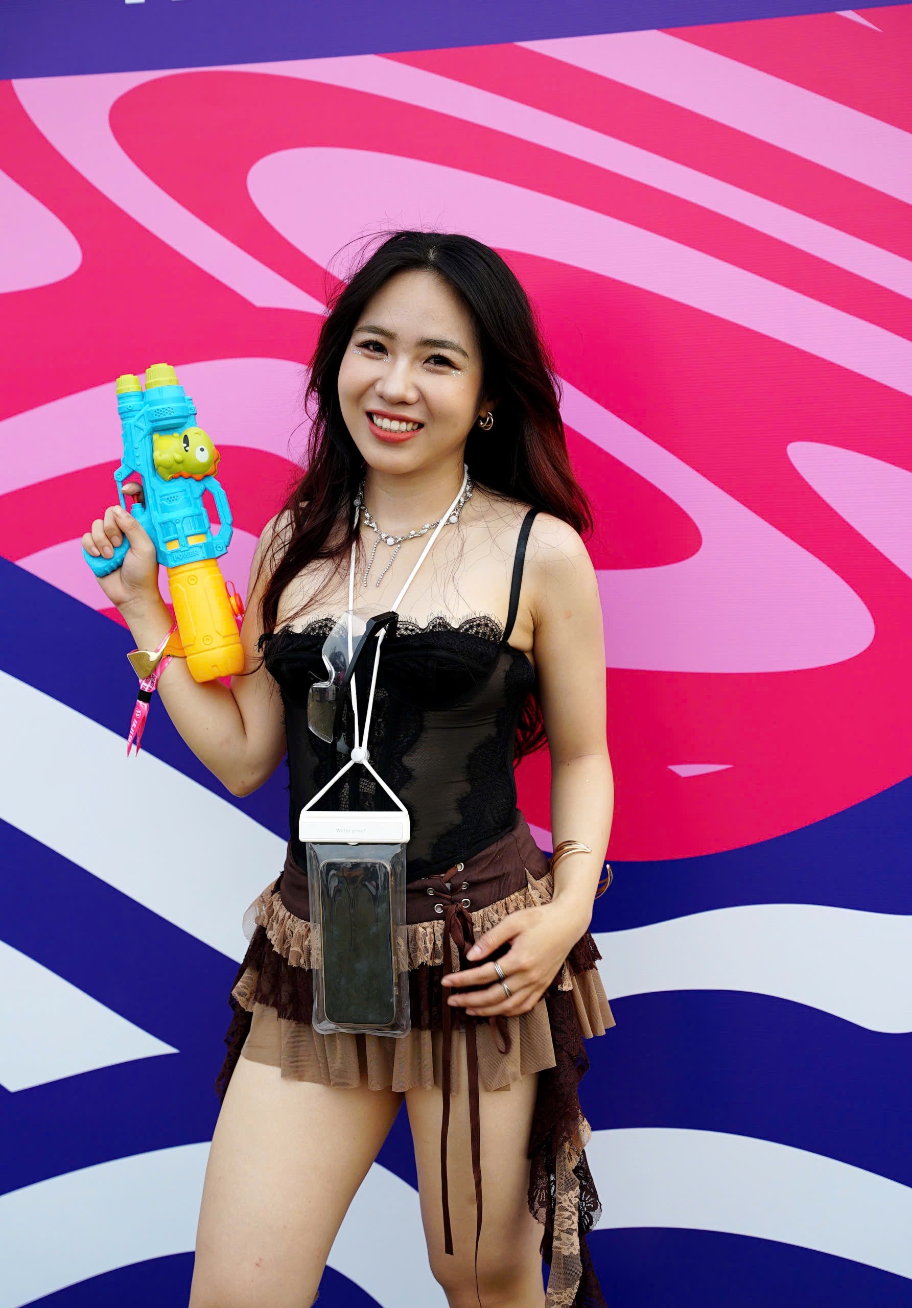 CLIP: Bóc giá outfit, check túi hội đi WATERBOMB 2025- Ảnh 5. CLIP: Bóc giá outfit, check túi hội đi WATERBOMB 2025- Ảnh 5.