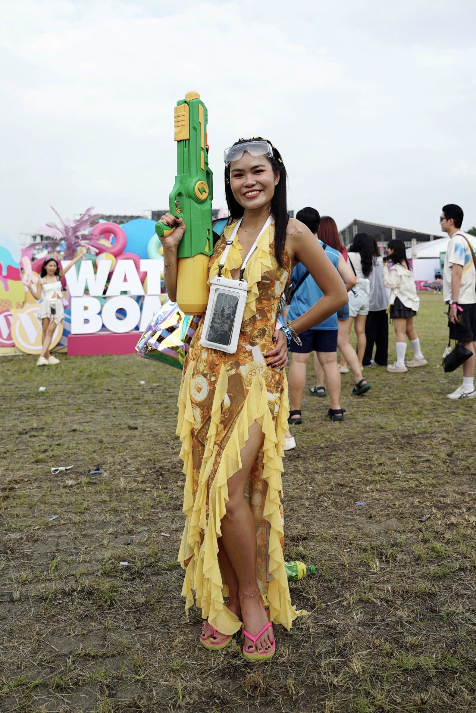 CLIP: Bóc giá outfit, check túi hội đi WATERBOMB 2025- Ảnh 6. CLIP: Bóc giá outfit, check túi hội đi WATERBOMB 2025- Ảnh 6.