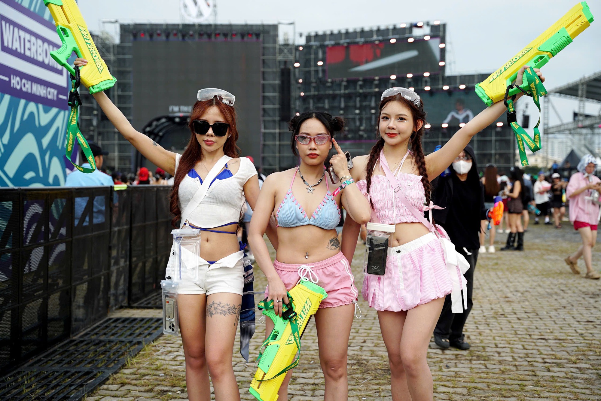 CLIP: Bóc giá outfit, check túi hội đi WATERBOMB 2025- Ảnh 1. CLIP: Bóc giá outfit, check túi hội đi WATERBOMB 2025- Ảnh 1.