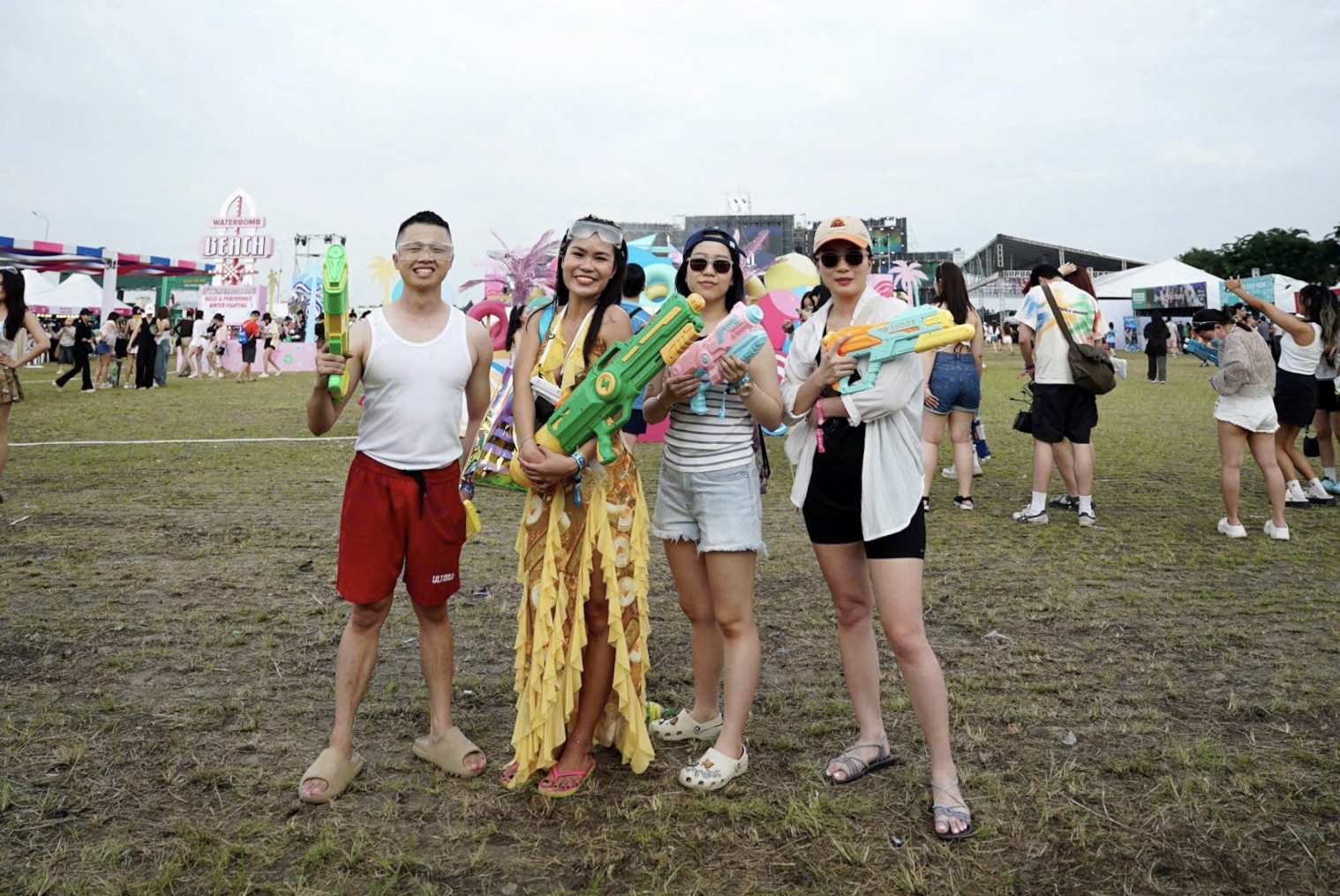 CLIP: Bóc giá outfit, check túi hội đi WATERBOMB 2025- Ảnh 2. CLIP: Bóc giá outfit, check túi hội đi WATERBOMB 2025- Ảnh 2.