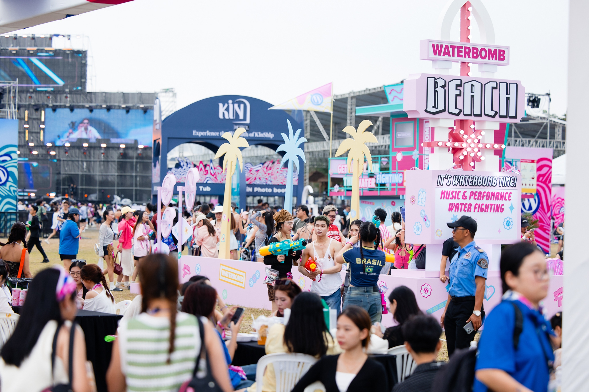 Quang Hùng MasterD xuất hiện đốt cháy WATERBOMB, trời đổ mưa nhưng bữa tiệc nhạc nước nóng lên từng phút- Ảnh 9. Quang Hùng MasterD xuất hiện đốt cháy WATERBOMB, trời đổ mưa nhưng bữa tiệc nhạc nước nóng lên từng phút- Ảnh 9.