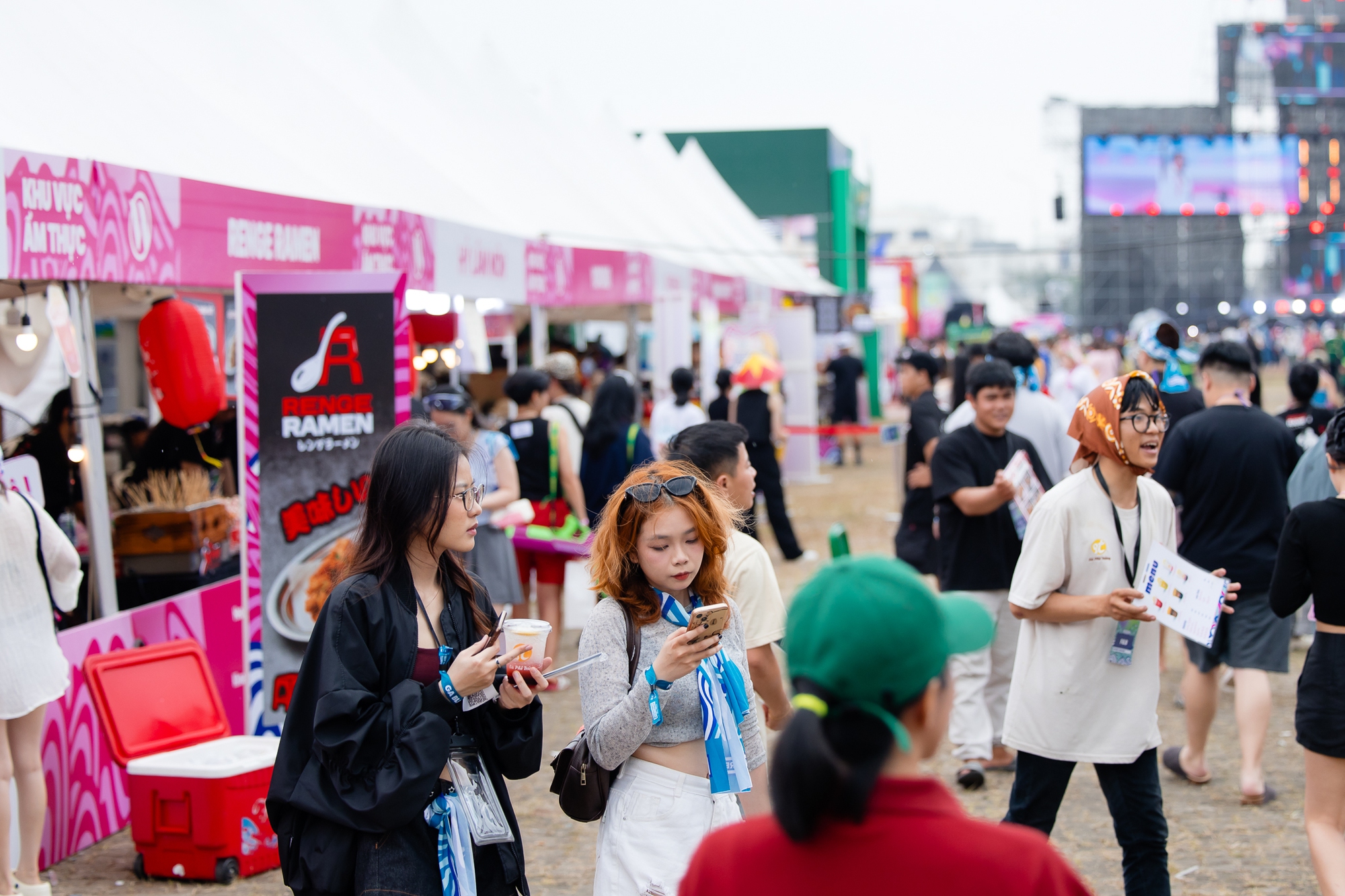 Quang Hùng MasterD xuất hiện đốt cháy WATERBOMB, trời đổ mưa nhưng bữa tiệc nhạc nước nóng lên từng phút- Ảnh 10. Quang Hùng MasterD xuất hiện đốt cháy WATERBOMB, trời đổ mưa nhưng bữa tiệc nhạc nước nóng lên từng phút- Ảnh 10.