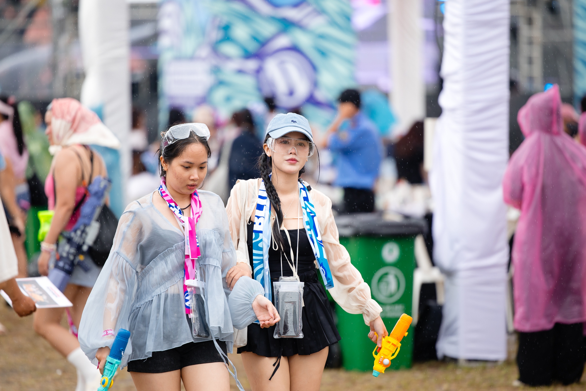 Quang Hùng MasterD xuất hiện đốt cháy WATERBOMB, trời đổ mưa nhưng bữa tiệc nhạc nước nóng lên từng phút- Ảnh 14. Quang Hùng MasterD xuất hiện đốt cháy WATERBOMB, trời đổ mưa nhưng bữa tiệc nhạc nước nóng lên từng phút- Ảnh 14.