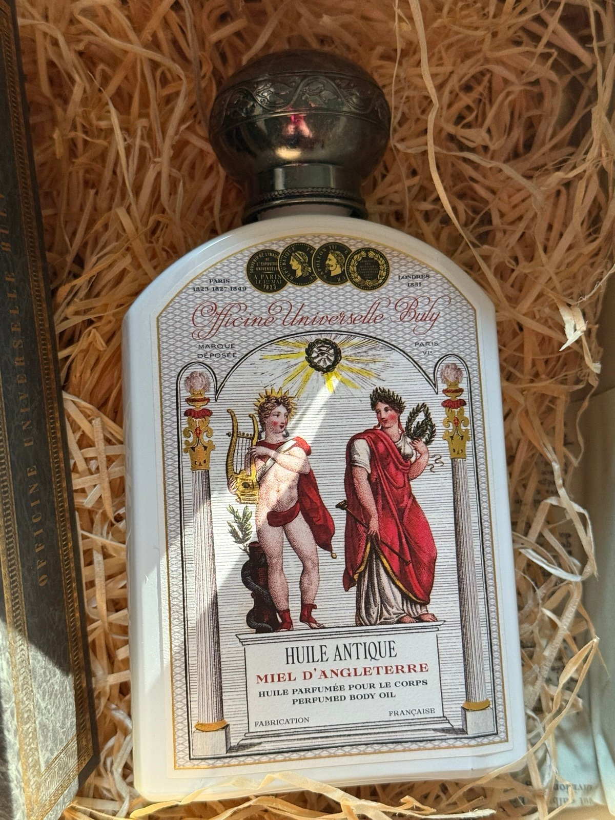 Đâu đâu cũng đang nói về lọ body oil "tuyệt đối điện ảnh" này: Thơm sang cả người, bề dày lịch sử hơn 200 năm- Ảnh 11.