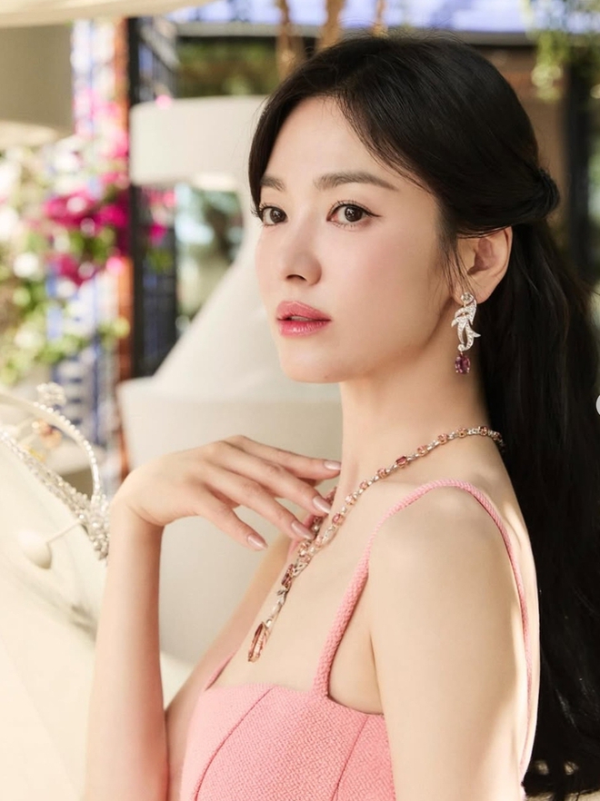 Hoá ra Song Hye Kyo làm tomboy đẹp thế này- Ảnh 12. Hoá ra Song Hye Kyo làm tomboy đẹp thế này- Ảnh 12.