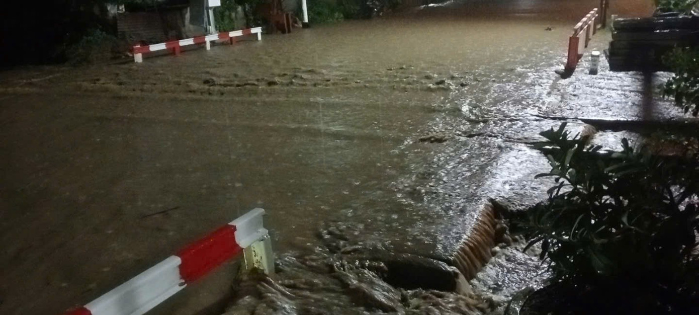 Tàu Bắc - Nam tạm dừng qua Khánh Hòa vì mưa lớn, đường sắt ngập sâu- Ảnh 1.