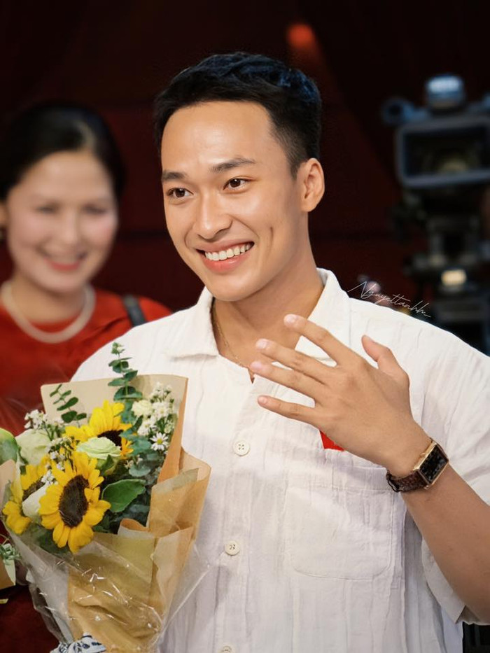 Nam diễn viên Mưa Đỏ có đang mắc bệnh ngôi sao?- Ảnh 6. Nam diễn viên Mưa Đỏ có đang mắc bệnh ngôi sao?- Ảnh 6.