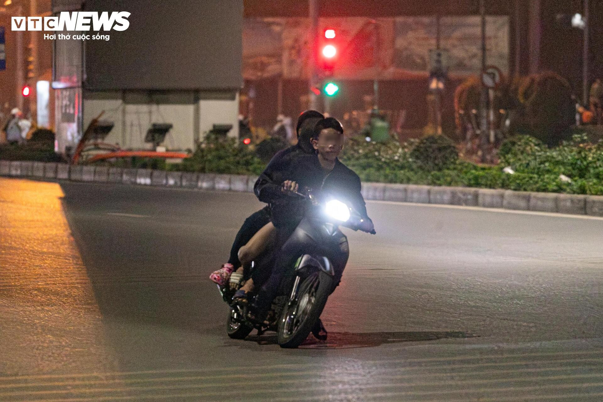 Quái xế kẹp 4, bốc đầu, rú ga kinh hãi trên phố Hà Nội giữa đêm khuya- Ảnh 8.