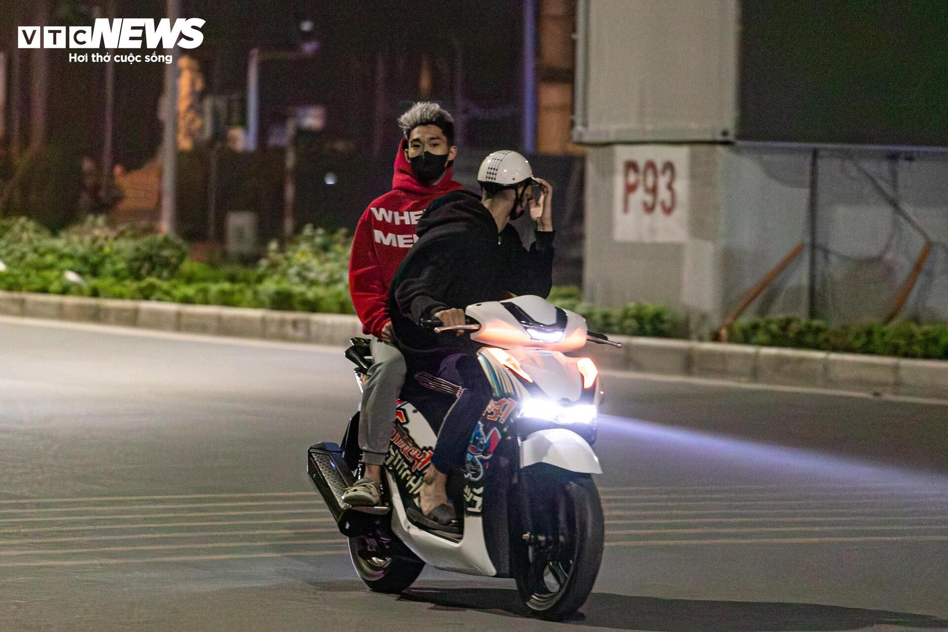 Quái xế kẹp 4, bốc đầu, rú ga kinh hãi trên phố Hà Nội giữa đêm khuya- Ảnh 17.