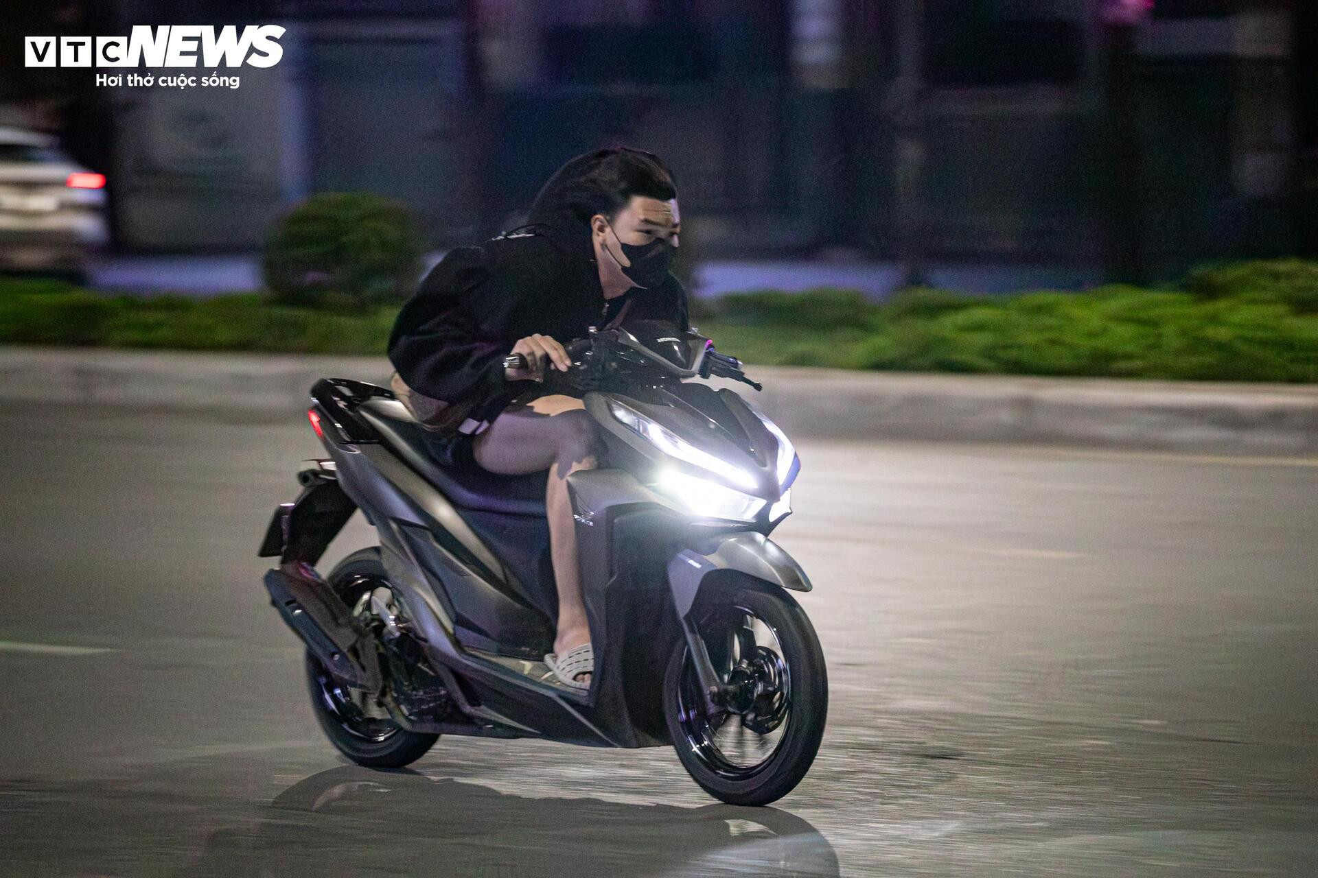 Quái xế kẹp 4, bốc đầu, rú ga kinh hãi trên phố Hà Nội giữa đêm khuya- Ảnh 19.