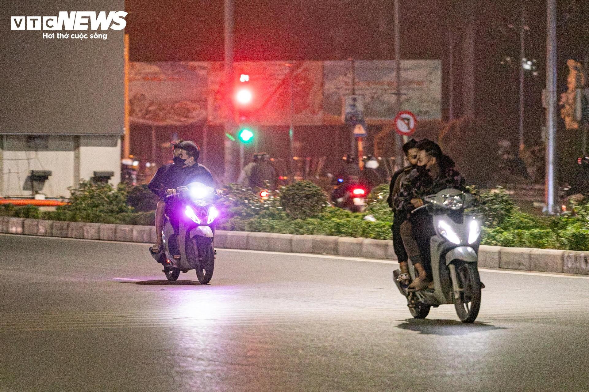 Quái xế kẹp 4, bốc đầu, rú ga kinh hãi trên phố Hà Nội giữa đêm khuya- Ảnh 2.