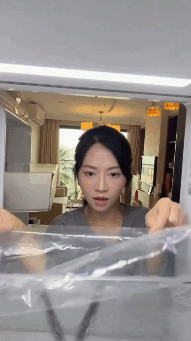 CLIP: Lê Bống khoe nhà riêng, 5 triệu người choáng váng- Ảnh 1. CLIP: Lê Bống khoe nhà riêng, 5 triệu người choáng váng- Ảnh 1.