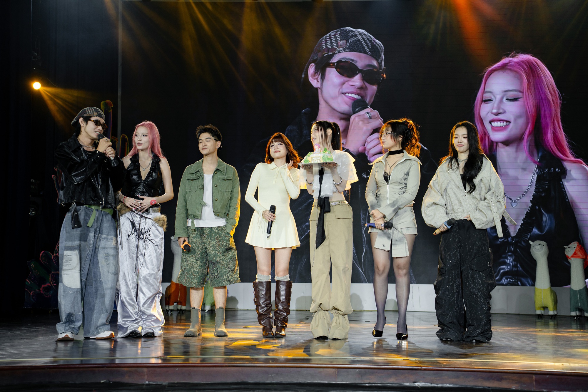 Màn cầu hôn “sượng trân” thiếu muối nhất Vbiz- Ảnh 2. Màn cầu hôn “sượng trân” thiếu muối nhất Vbiz- Ảnh 2.