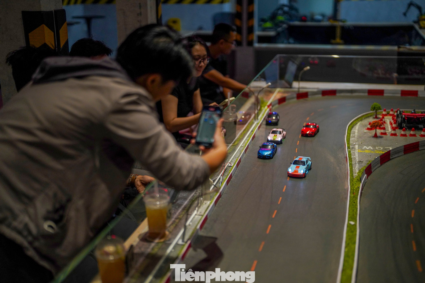 Giới trẻ TPHCM mê mẩn quán cà phê 'lái xe địa hình'- Ảnh 7.