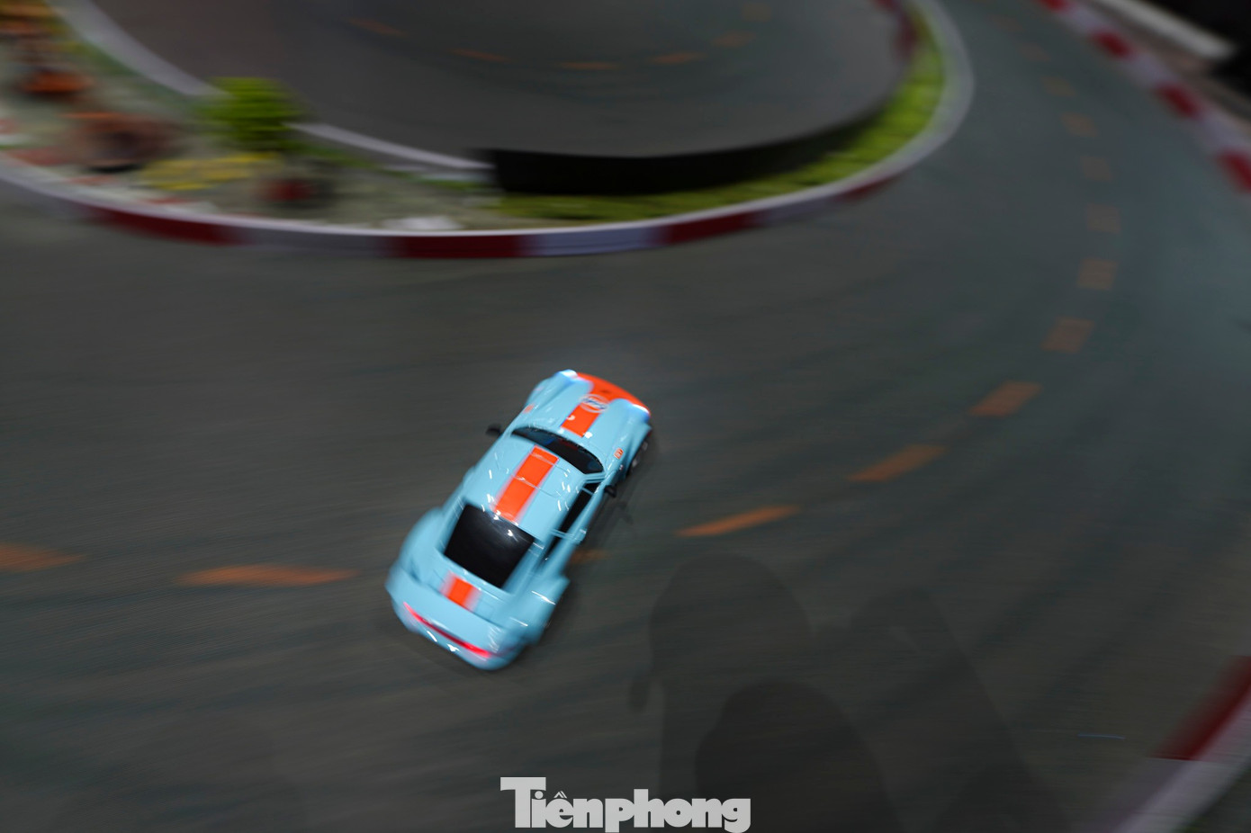 Giới trẻ TPHCM mê mẩn quán cà phê 'lái xe địa hình'- Ảnh 4.