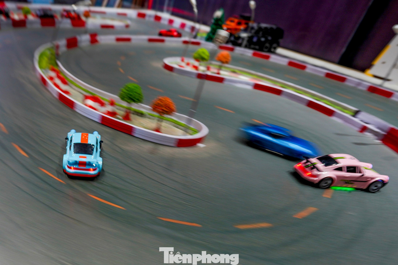 Giới trẻ TPHCM mê mẩn quán cà phê 'lái xe địa hình'- Ảnh 3.