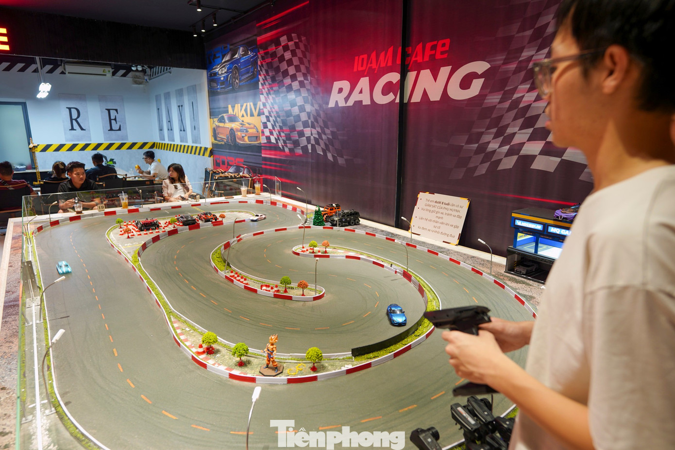 Giới trẻ TPHCM mê mẩn quán cà phê 'lái xe địa hình'- Ảnh 1.