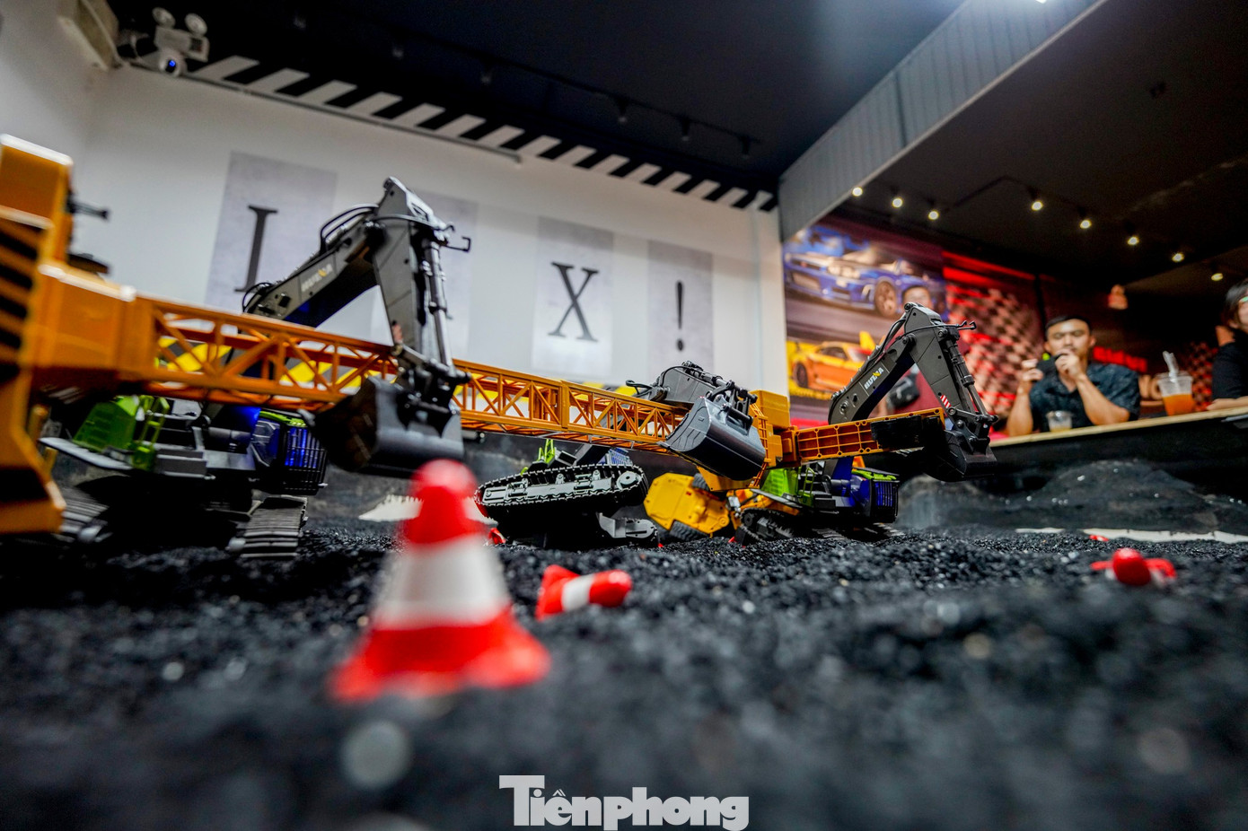 Giới trẻ TPHCM mê mẩn quán cà phê 'lái xe địa hình'- Ảnh 11.