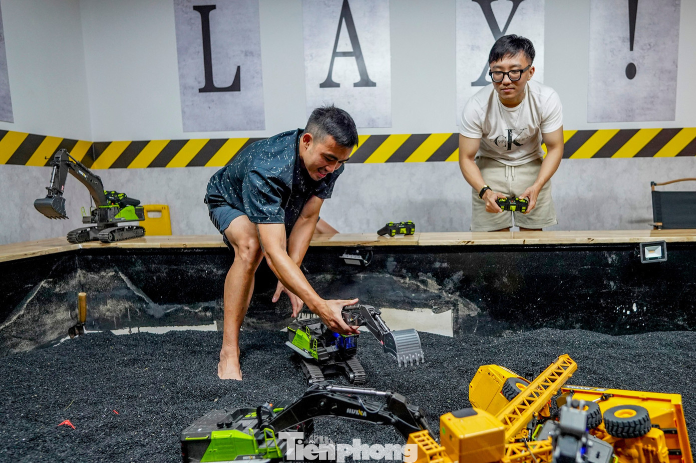 Giới trẻ TPHCM mê mẩn quán cà phê 'lái xe địa hình'- Ảnh 12.