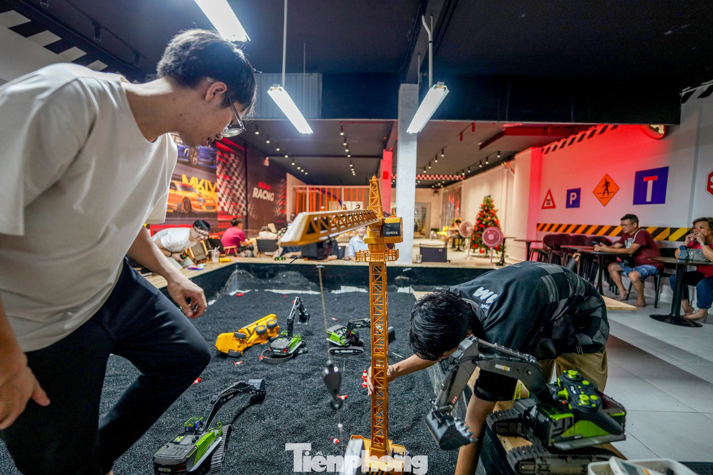 Giới trẻ TPHCM mê mẩn quán cà phê 'lái xe địa hình'- Ảnh 15.