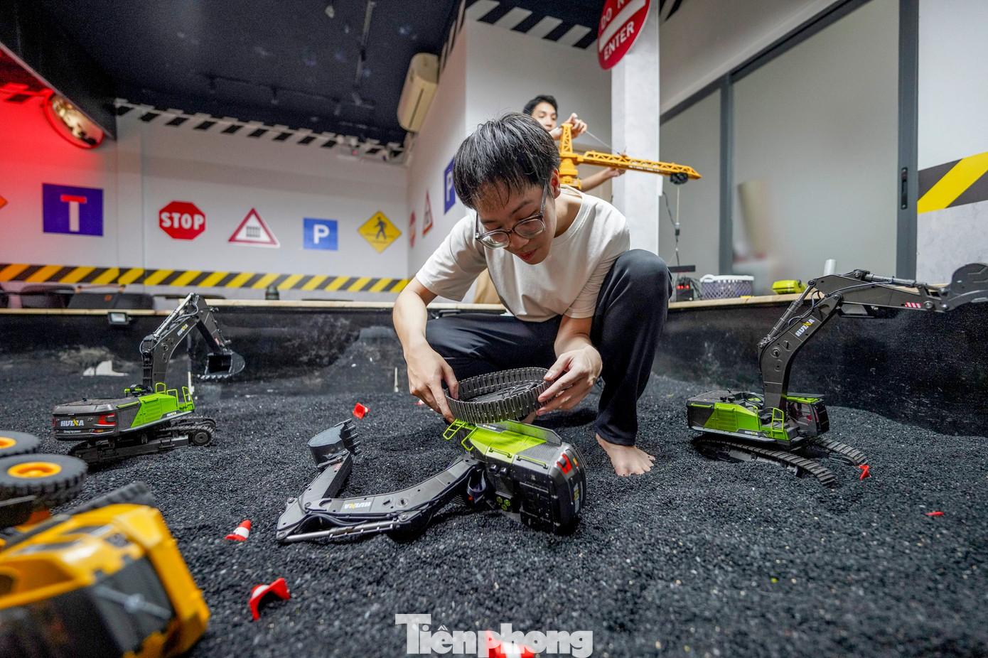 Giới trẻ TPHCM mê mẩn quán cà phê 'lái xe địa hình'- Ảnh 13.