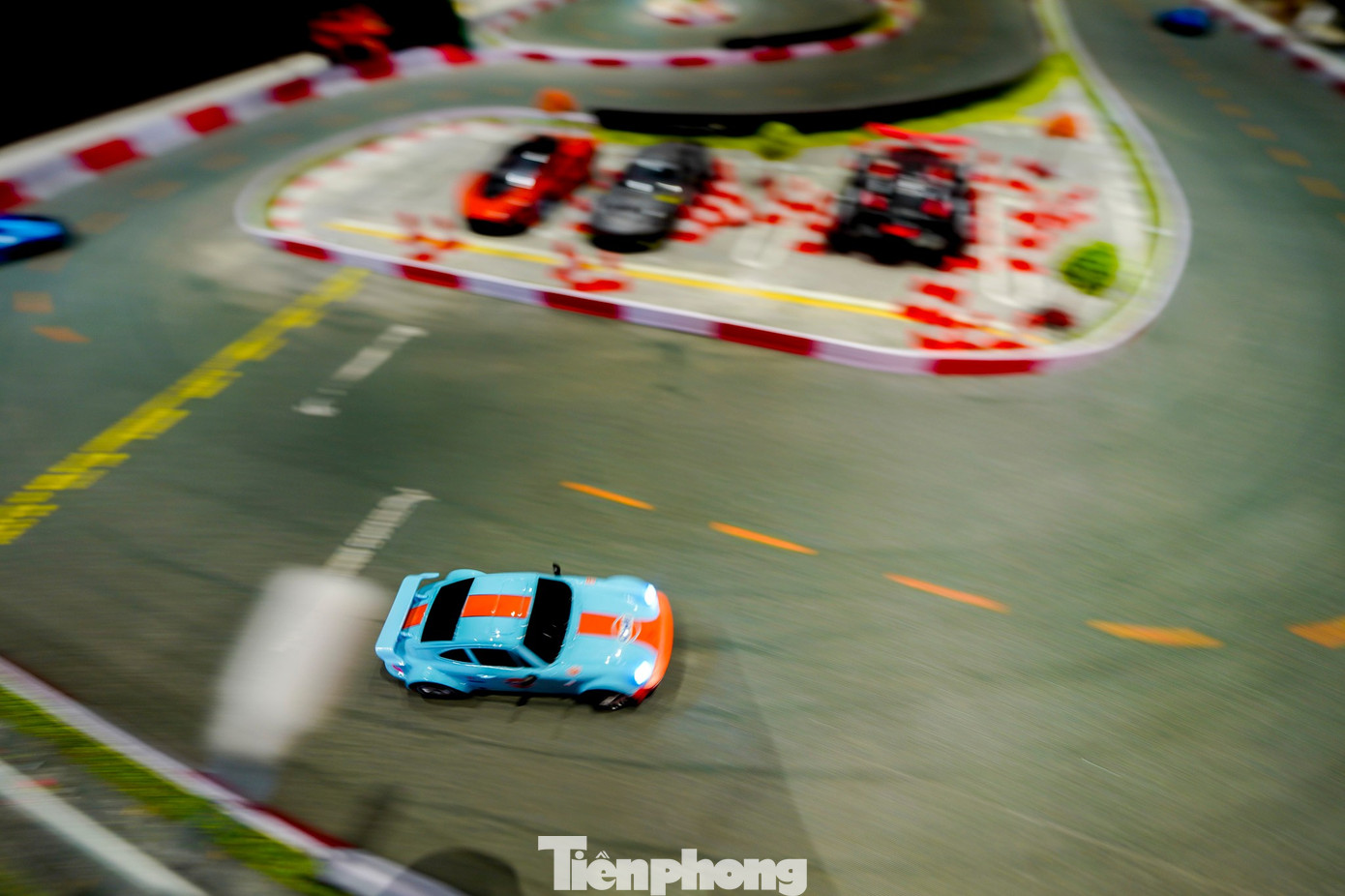 Giới trẻ TPHCM mê mẩn quán cà phê 'lái xe địa hình'- Ảnh 8.