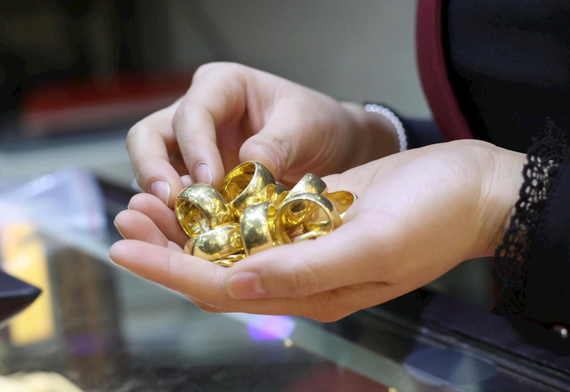 Công an cảnh báo chiêu lừa đảo khiến người dân không muốn bán vàng nhưng vẫn phải bán- Ảnh 1.