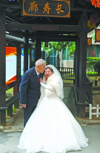 Đám cưới độc nhất vô nhị trong viện dưỡng lão của cụ ông U100 và cụ bà 85 tuổi- Ảnh 1.