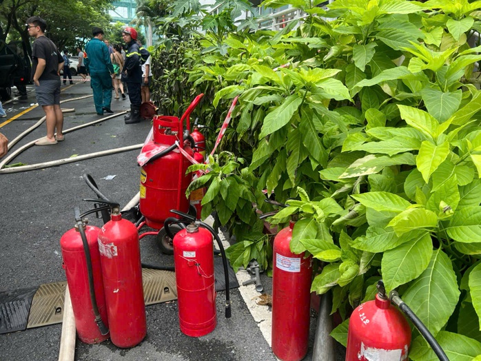 Hiện trường vụ cháy rụi ô tô ở khu Thảo Điền, TPHCM- Ảnh 2. Hiện trường vụ cháy rụi ô tô ở khu Thảo Điền, TPHCM- Ảnh 2.