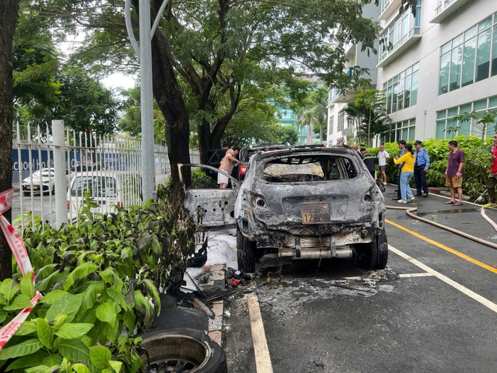 Hiện trường vụ cháy rụi ô tô ở khu Thảo Điền, TPHCM- Ảnh 1. Hiện trường vụ cháy rụi ô tô ở khu Thảo Điền, TPHCM- Ảnh 1.